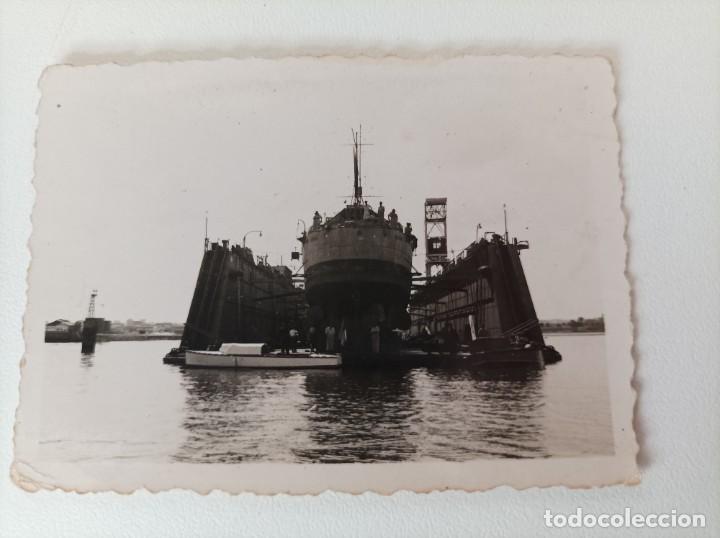 Militaria: Antigua fotograf&iacute;a. Buque en dique flotante. Sello en tinta. Laboratorio Abell&aacute;n. Cartagena. A&ntilde;os 30