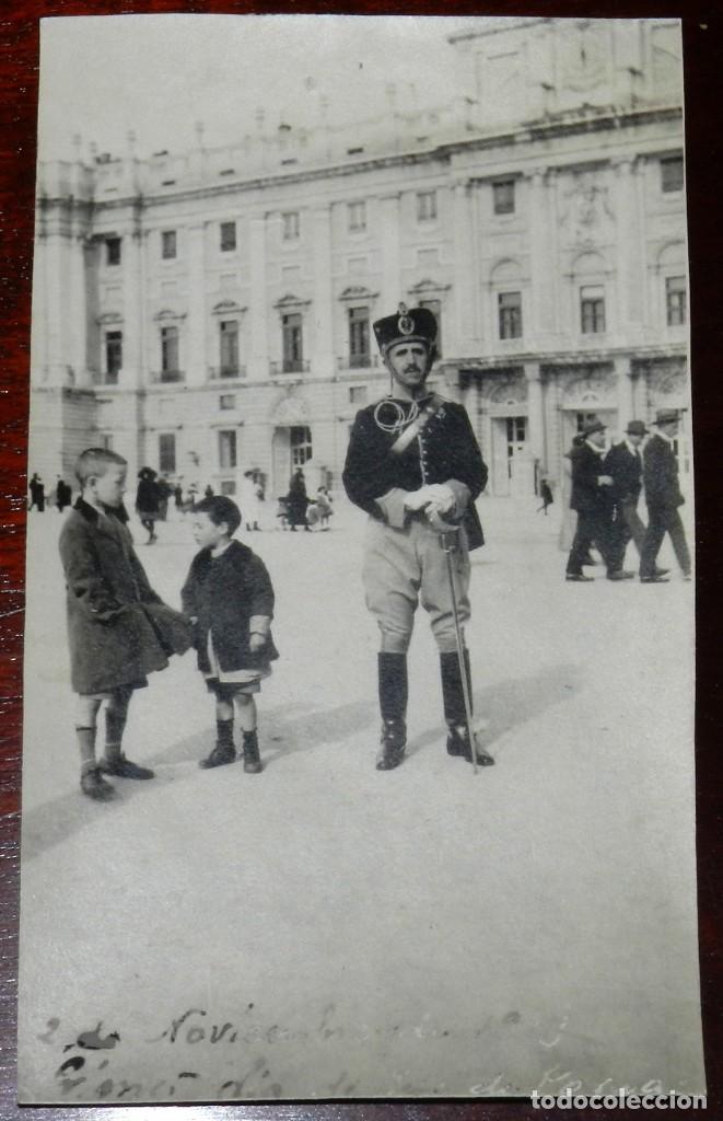 Militaria: FOTOGRAFIA DE HUSAR DELANTE DEL PALACO DE ORIENTE, EL 2 DE NOVIEMBRE DE 1919, MIDE 12 X 7,2 CMS.