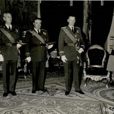 Militaria: EL JEFE DEL ESTADO RECIBE EN AUDIENCIA GENERALES DE AVIACION PRESIDE MINISTRO LACALLE 12-12 -1966