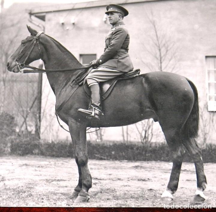 Militaria: FOTOGRAFIA DE OFICIAL ESPA&Ntilde;OL DE CABALLERIA EN BERLIN, A&Ntilde;OS 20 APROX. FOTO A. MENZENDORF, EPOCA ALFO