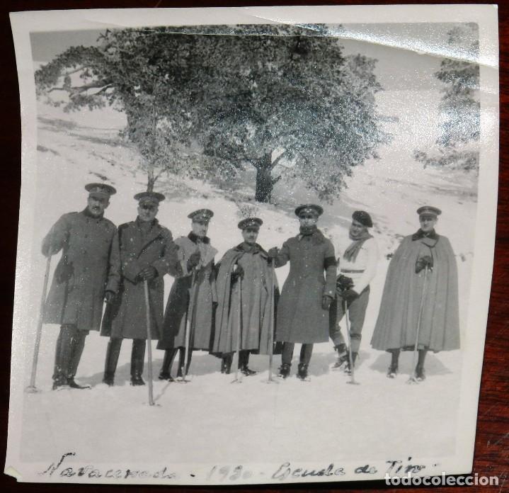 Militaria: FOTOGRAFIA DE OFICIALES EN NACACERRADA, ESCUELA DE TIRO 1930, SIERRA DEL GUADARRAMA, MIDE 9,5 X 9,5