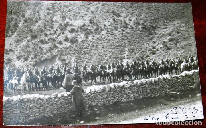 Militaria: FOTOGRAFIA DE CABALLERIA, HACIENDO UN JUCIO MILITAR A LOS CADETES, A&Ntilde;O 1920 / 30. TAMA&Ntilde;O POSTAL.