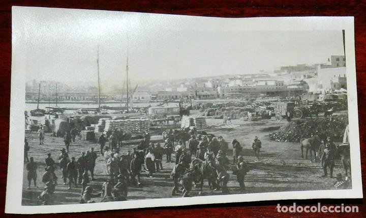 Militaria: FOTOGRAFIA DEL PUERTO DE MELILLA EN 1922, LLEGADA DE LAS TROPAS, MIDE 11 X 7 CMS.