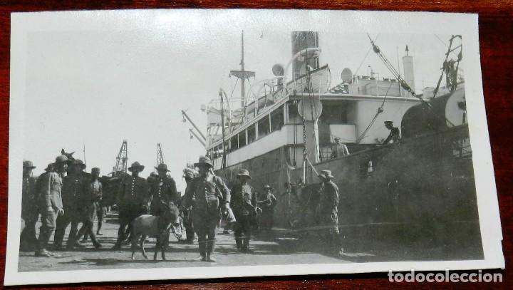 Militaria: FOTOGRAFIA DEL PUERTO DE MELILLA EN 1922, LLEGADA DE LAS TROPAS, MIDE 11 X 7 CMS.