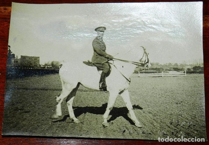 Militaria: FOTOGRAFIA DE OFICIAL DE CABALLERIA EN CONCURSO HIPICO, A&Ntilde;OS 20, MIDE 10,5 X 8 CMS.