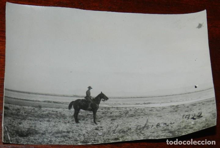 Militaria: FOTOGRAFIA DE OFICIAL DE CABALLERIA EN MAR CHICA, LAGUNA DE NADOR, MARRUECOS, A&Ntilde;O 1922, MIDE 8,5 X 5