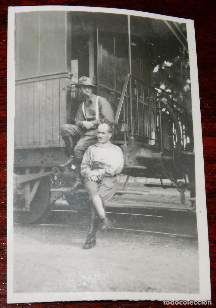 Militaria: FOTOGRAFIA DE MILITARES SENTADOS EN VAGON DE TREN, A&Ntilde;OS 1920 APROX., MIDE 6,5 X 4,5 CMS.