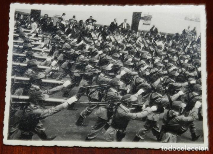 Militaria: FOTOGRAFIA DE DESFILE DEL EJERCITO DEL NORTE DE AFRICA, SELLO ESTADO MAYOR 2&ordm; SECCION, MIDE 11,5 X 8