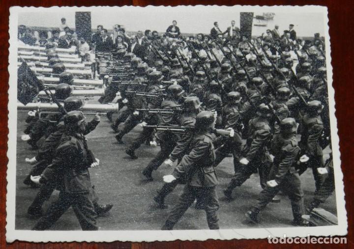 Militaria: FOTOGRAFIA DE DESFILE DEL EJERCITO DEL NORTE DE AFRICA, SELLO ESTADO MAYOR 2&ordm; SECCION, MIDE 11,5 X 8