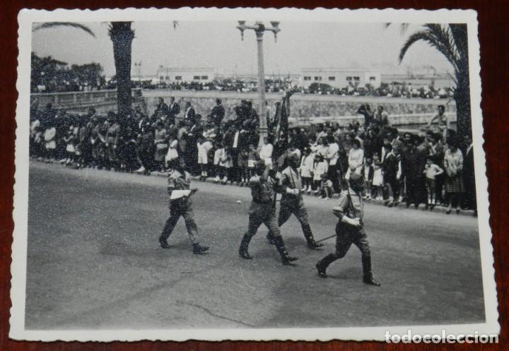 Militaria: FOTOGRAFIA DE DESFILE DEL EJERCITO DEL NORTE DE AFRICA, SELLO ESTADO MAYOR 2&ordm; SECCION, MIDE 11,5 X 8