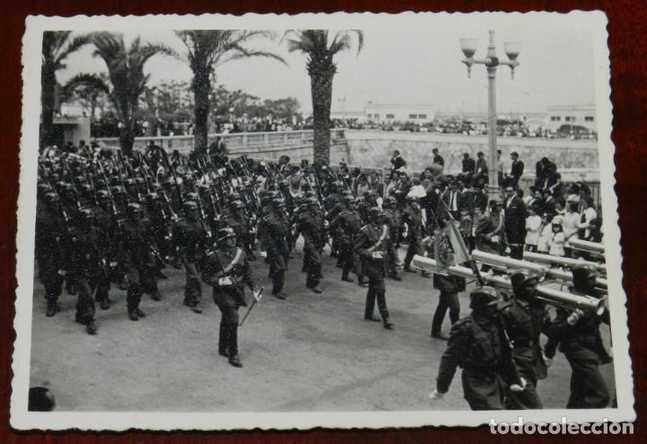 Militaria: FOTOGRAFIA DE DESFILE EJERCITO DEL NORTE DE AFRICA, SELLO ESTADO MAYOR 2&ordm; SECCION, MIDE 11,5 X 8,5 C