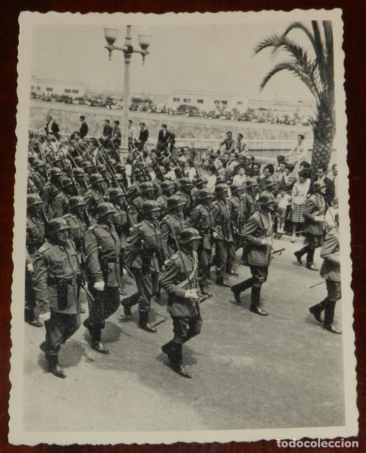 Militaria: FOTOGRAFIA DE DESFILE EJERCITO DEL NORTE DE AFRICA, SELLO ESTADO MAYOR 2&ordm; SECCION, MIDE 11,5 X 8,5 C