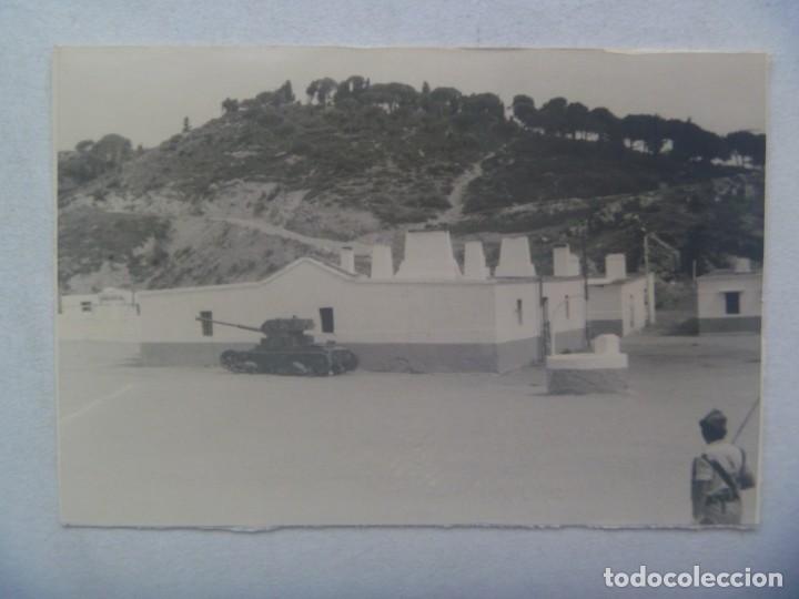 Militaria: LA LEGION : FOTO DE CUARTEL DE LA LEGION EN EL NORTE DE AFRICA , LEGIONARO Y TANQUE TIPO PANZER