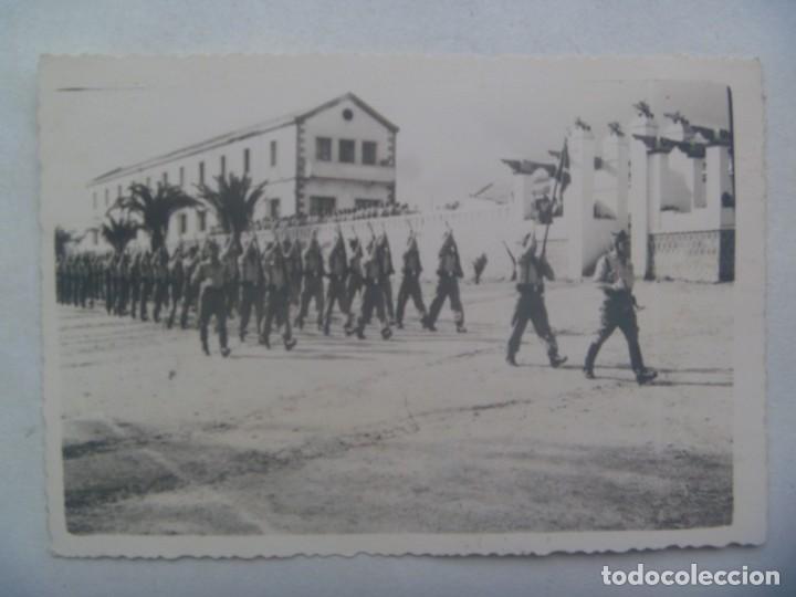 Militaria: LA LEGION : FOTO DE DESFILE DE LEGIONARIOS . CU&Ntilde;O GABINETE FOTOGRAFICO TERCIO DUQUE DE ALBA. 1962