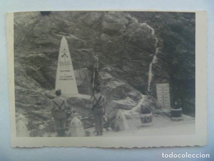 Militaria: LA LEGION : FOTO DE LEGIONARIOS HONRANDO EL MONOLITO A LOS CAIDOS DE LA LEGION