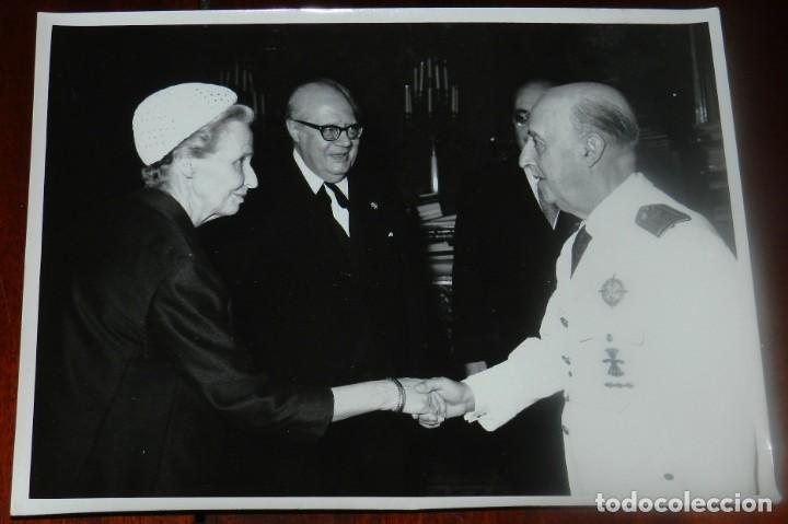 Militaria: FOTOGRAFIA DEL GENERAL FRANCISCO FRANCO CON UNIFORME DE FALANGE, CRUZ LAUREADA DE SAN FERNANDO, A&Ntilde;OS