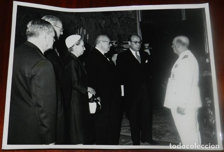 Militaria: FOTOGRAFIA DEL GENERAL FRANCISCO FRANCO CON UNIFORME DE FALANGE, CRUZ LAUREADA DE SAN FERNANDO, A&Ntilde;OS