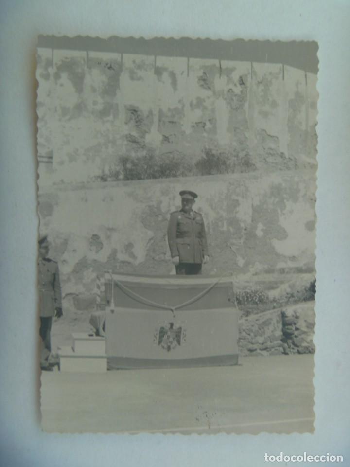 Militaria: FOTO DE GENERAL EN TRIBUNA, BANDERA CON AGUILA DE SAN JUAN