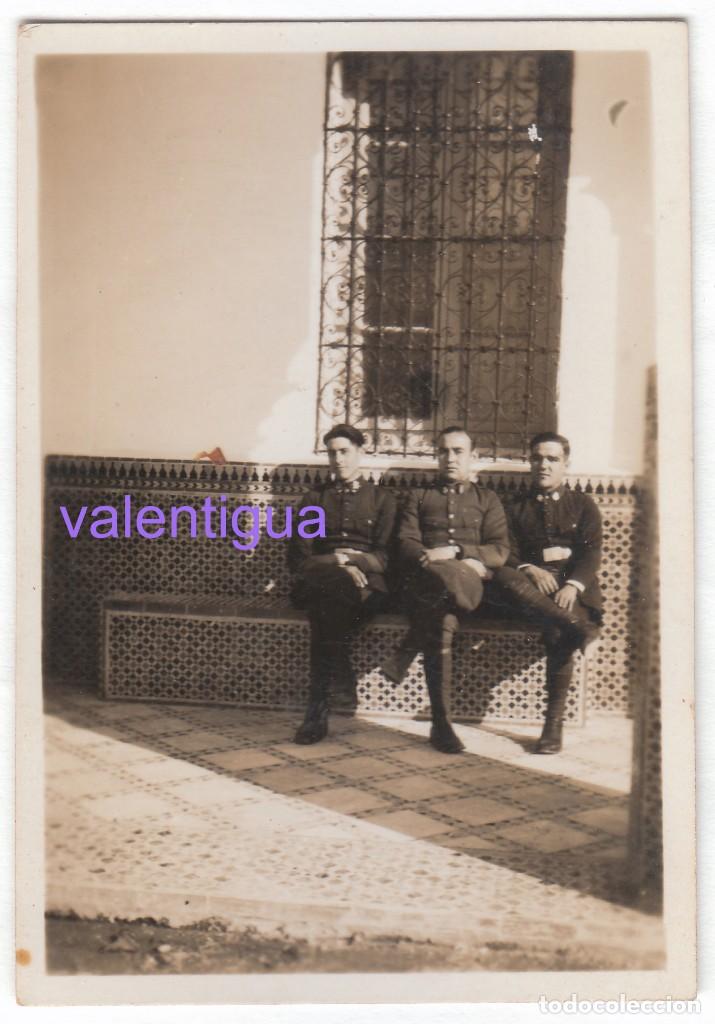 Militaria: Fant&aacute;stica foto. Tr&iacute;o de militares de uniforme. Oficiales. &iquest;Guerra del Rif? A&ntilde;os 20 fc
