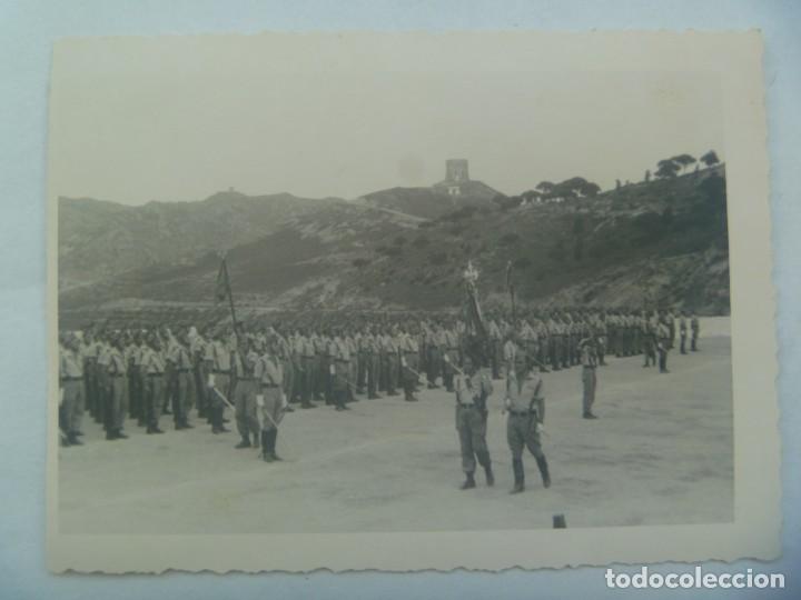Militaria: LA LEGION : FOTO DE LEGIONARIOS EN FORMACION Y PASO DE LAS BANDERAS