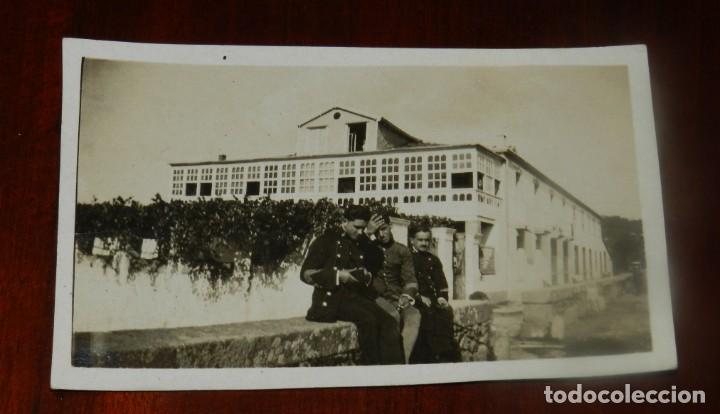 Militaria: FOTOGRAFIA DE MILITARES EN SU TIEMPO LIBRE, LUGAR NO LOCALIZADA, MIDE 11 X 6,7 CMS.