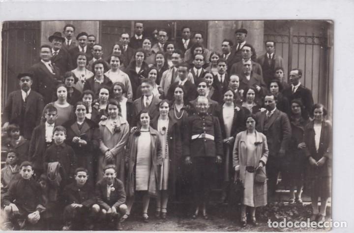 Militaria: Postal fotogr&aacute;fica militar rodeado de civiles. Sin circular.
