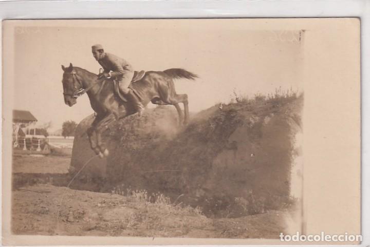 Military Antiques: Postal fotogr&aacute;fica militar saltando a caballo. Reverso Post card. sin circular.