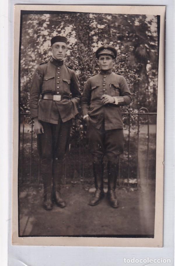 Military Antiques: Postal fotogr&aacute;fica dos militares uno fumando. No figura fot&oacute;grafo. Reverso Tarjeta postal