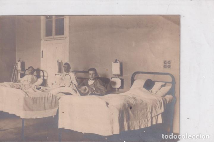 Militaria: Fotograf&iacute;a militares en la enfermer&iacute;a. No figura fot&oacute;grafo. 12 x 8,50 cm