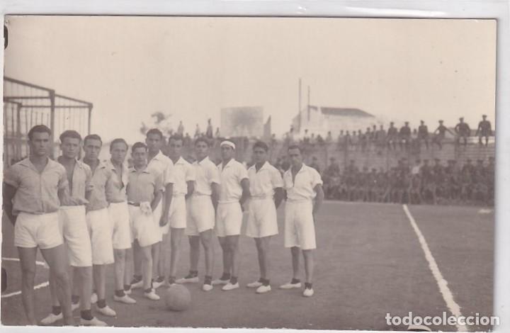 Militaria: Postal fotogr&aacute;fica militares jugando un partido de futbol. No figura fot&oacute;grafo.