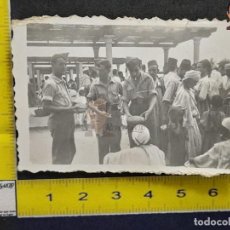Militaria: SOLDADOS COMPRAN PAN EN EL ZOCO DE NADOR / FOTO ANTIGUA EN BLANCO Y NEGRO - 1944 - MARRUECOS - RIF