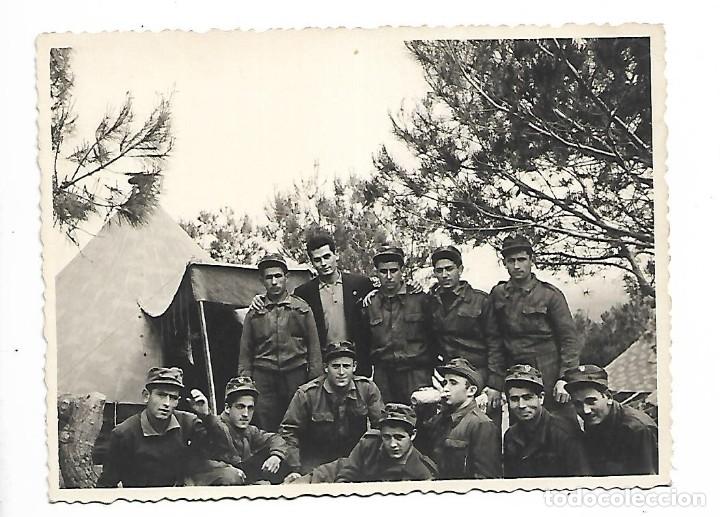 Militaria: ER- FOTOGRAFIA ANTIGUA - DE SOLDADOS EN UN CAMPAMENTO MONTE DE INGENIEROS EN ABRIL DE 1.960