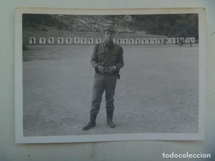Militaria: FOTO DE MILITAR CON ROPA DE CAMPA&Ntilde;A EN EL CAMPO DE TIRO, AL FONDO DIANAS