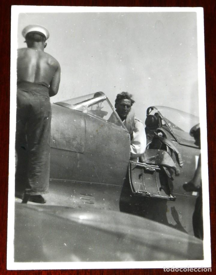 Military Antiques: FOTOGRAFIA DE AVIADOR EN EL AVION SEAFIRE MK 17, MIDE 9 X 6,5 CMS.