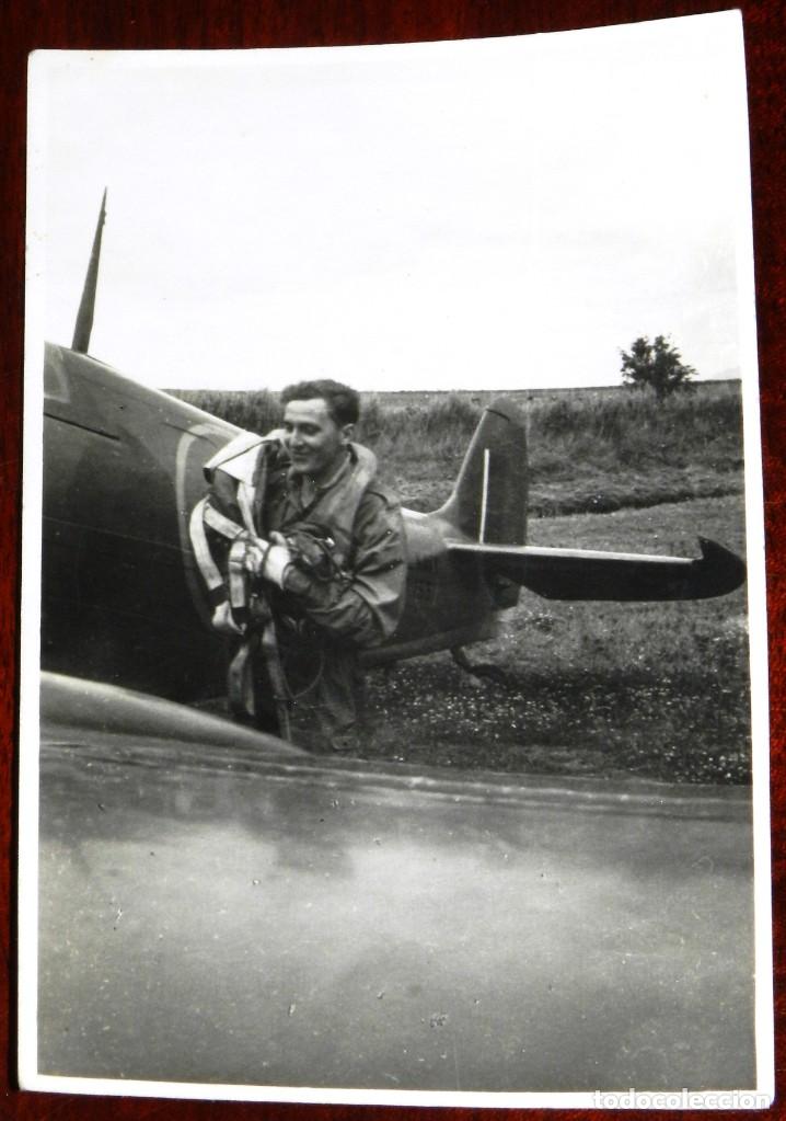 Military Antiques: FOTOGRAFIA DE AVIADOR EN EL AVION SEAFIRE, ESCRITA POR EL REVERSO EN 1946, MIDE 11 X 7,3 CMS.