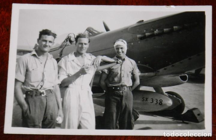 Militaria: FOTOGRAFIA DE AVIADORES INGLESES JUNTO AL AVION SEAFIRE MK 17, MIDE 8 X 5,7 CMS.
