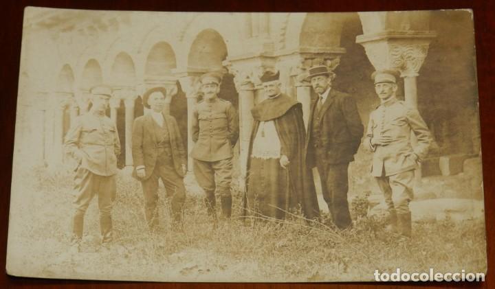Military Antiques: ANTIGUA FOTOGRAFIA DE OFICIALES DE ARTILLERIA, EN EL CLAUSTRO DE UN MONASTERIO, TAMA&Ntilde;O POSTAL
