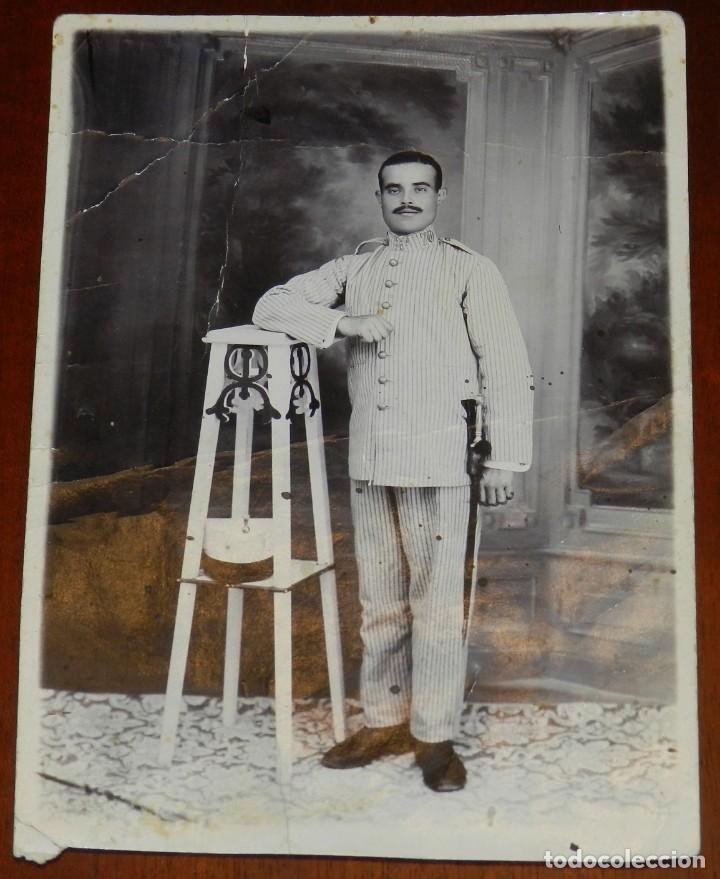 Military Antiques: ANTIGUA FOTOGRAFIA DE MMILITAR CON UNIFORME DE RAYADILLO DEL REGIMIENTO NUM. 70 DE ULTRAMAR, EPOCA D