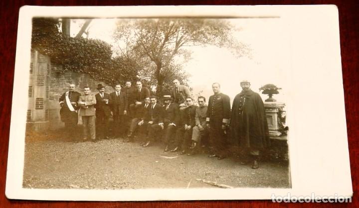 Military Antiques: ANTIGUA FOTOGRAFIA DE PERSONAJES JUNTO A MILITARES, TAM&Ntilde;O POSTAL, NO ESCRITA
