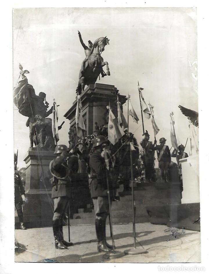 Military Antiques: PD- FOTOGRAFIA ANTIGUA DE -MILITARES CON BANDERAS PRESENTANDO SUS RESPETO AL MONUMENTO EN ARGENTINA