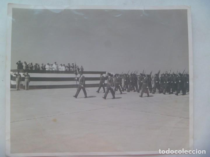Military Antiques: AVIACION : ENORME FOTO DE TROPA DESFILANDO ANTE MILITARES NORTEAMERICANOS, MORON .. 21 X 25 CM. USAF