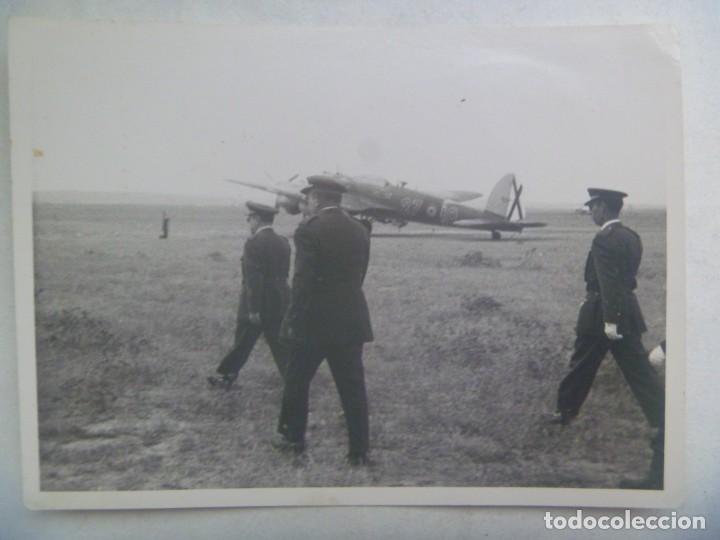 Military Antiques: AVIACION : FOTO DE GENERAL Y OFICIALES , AL FONDO AVION MATRICULA 27 - 10