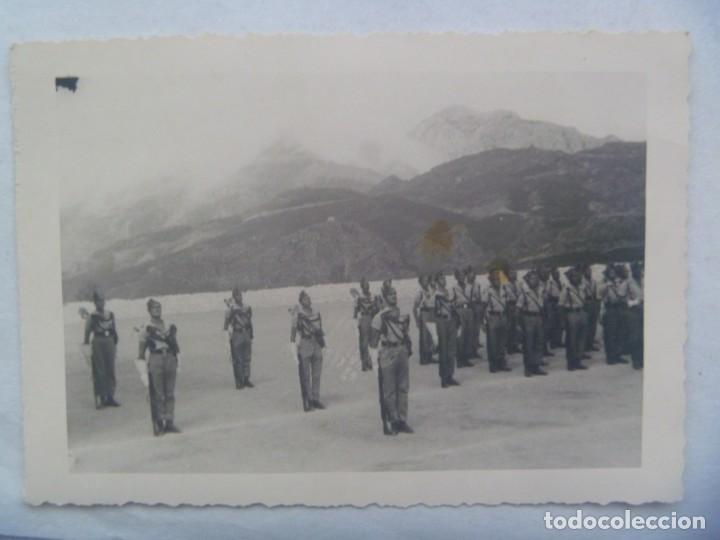 Militaria: LA LEGION : FOTO DE LEGIONARIO EN FORMACION, GASTADORES EN PRIMER PLANO