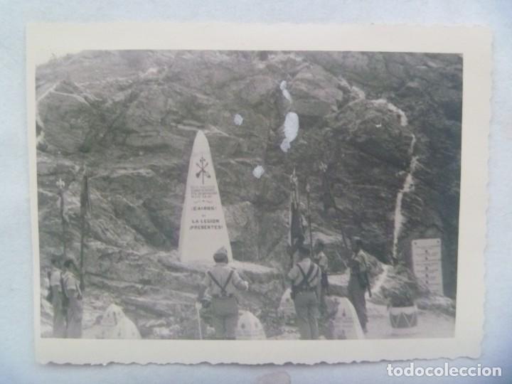 Militaria: LA LEGION : FOTO DE LEGIONARIO JUNTO A MONOLITO POR LOS CAIDOS