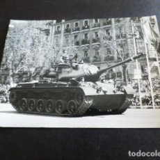 Militaria: MADRID DESFILE DE LA VICTORIA TANQUE 1957 FOTOGRAFIA 7,5 X 10,5 CMTS. Lote 324407313