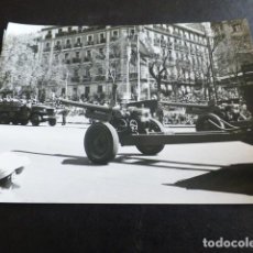 Militaria: MADRID DESFILE DE LA VICTORIA CAÑONES 1957 FOTOGRAFIA 7,5 X 10,5 CMTS. Lote 324407553