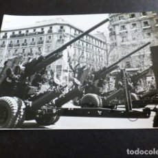 Militaria: MADRID DESFILE DE LA VICTORIA CAÑONES 1957 FOTOGRAFIA 7,5 X 10,5 CMTS. Lote 324407633