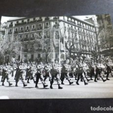 Militaria: MADRID DESFILE DE LA VICTORIA BANDA DE MUSICA 1957 FOTOGRAFIA 7,5 X 10,5 CMTS. Lote 324409018