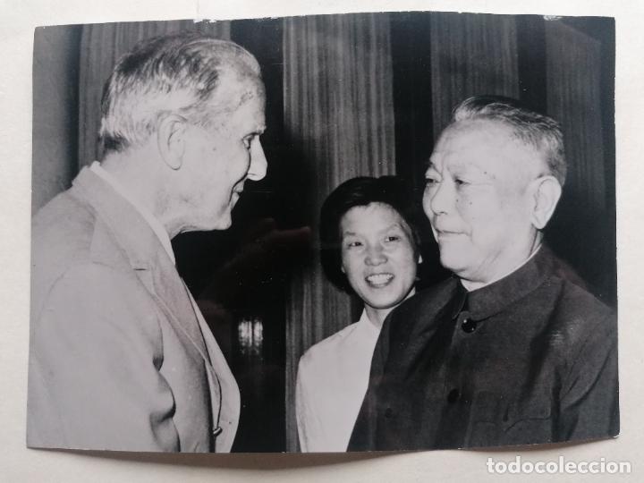 Militaria: FOTOGRAFIA LI HSIEN-NIEN VICEPRIMER MINISTRO CHINO CON FELIX GREENE, PRODUCTOR DE CINE INGLES