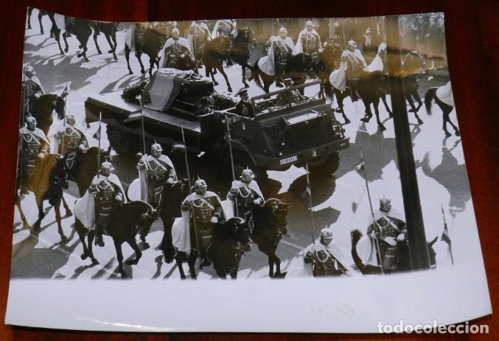 Militaria: FOTOGRAFIA DEL ENTIERRO DE S.E. EL JEDE DEL ESTADO D. FRANCISCO FRANCO, ACOMPA&Ntilde;ADO DE SU GUARDIA A C